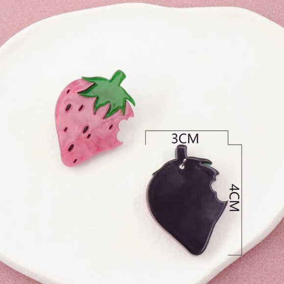 🍓 Super Adorable Nibble Strawberry Studs 🍓 - Picture 3 of 4